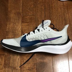 NIKE Zoom Gravity Running shoes. Size 11.